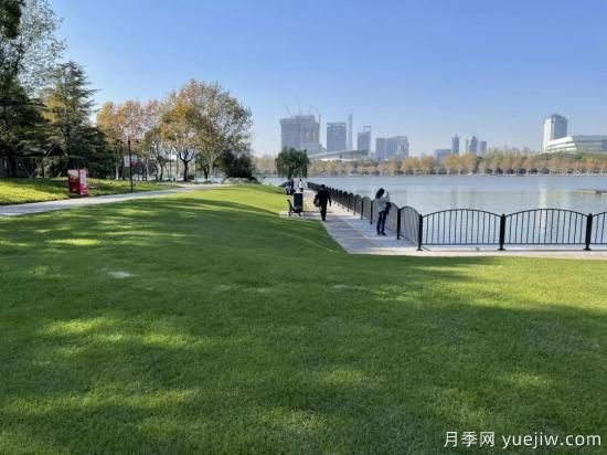 冬季草坪保持常绿的技术措施(图3) 冬季草坪保持常绿的技术措施(图3)