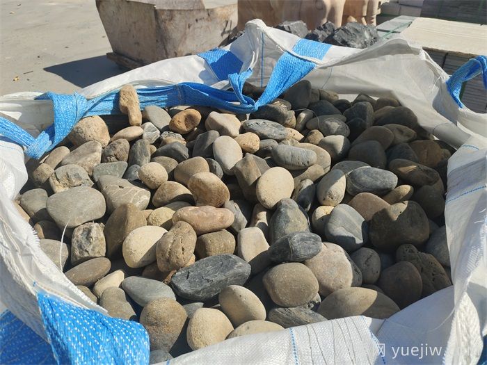 如何挑选适合造景的河卵石？(图1)