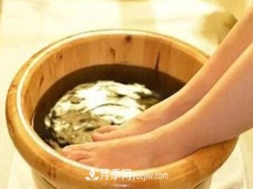 南阳人经常用艾草泡脚，3大好处多多